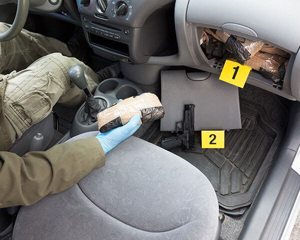 Drugs trafficing caught & found in car by cops